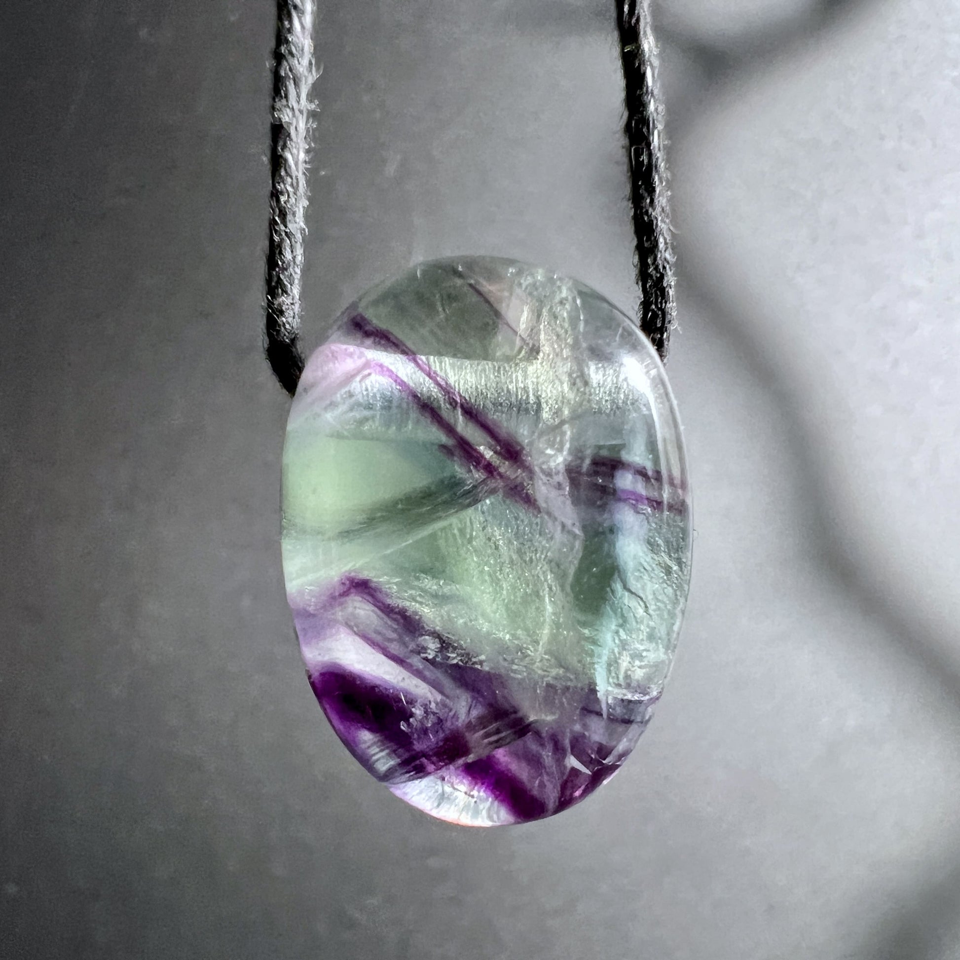 Fluorit Anhänger 25x17mm grün-lila mit Regenbogeneinschluss | Happy Minerals