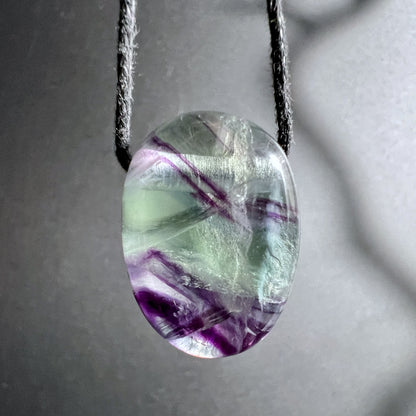 Fluorit Anhänger 25x17mm grün-lila mit Regenbogeneinschluss | Happy Minerals