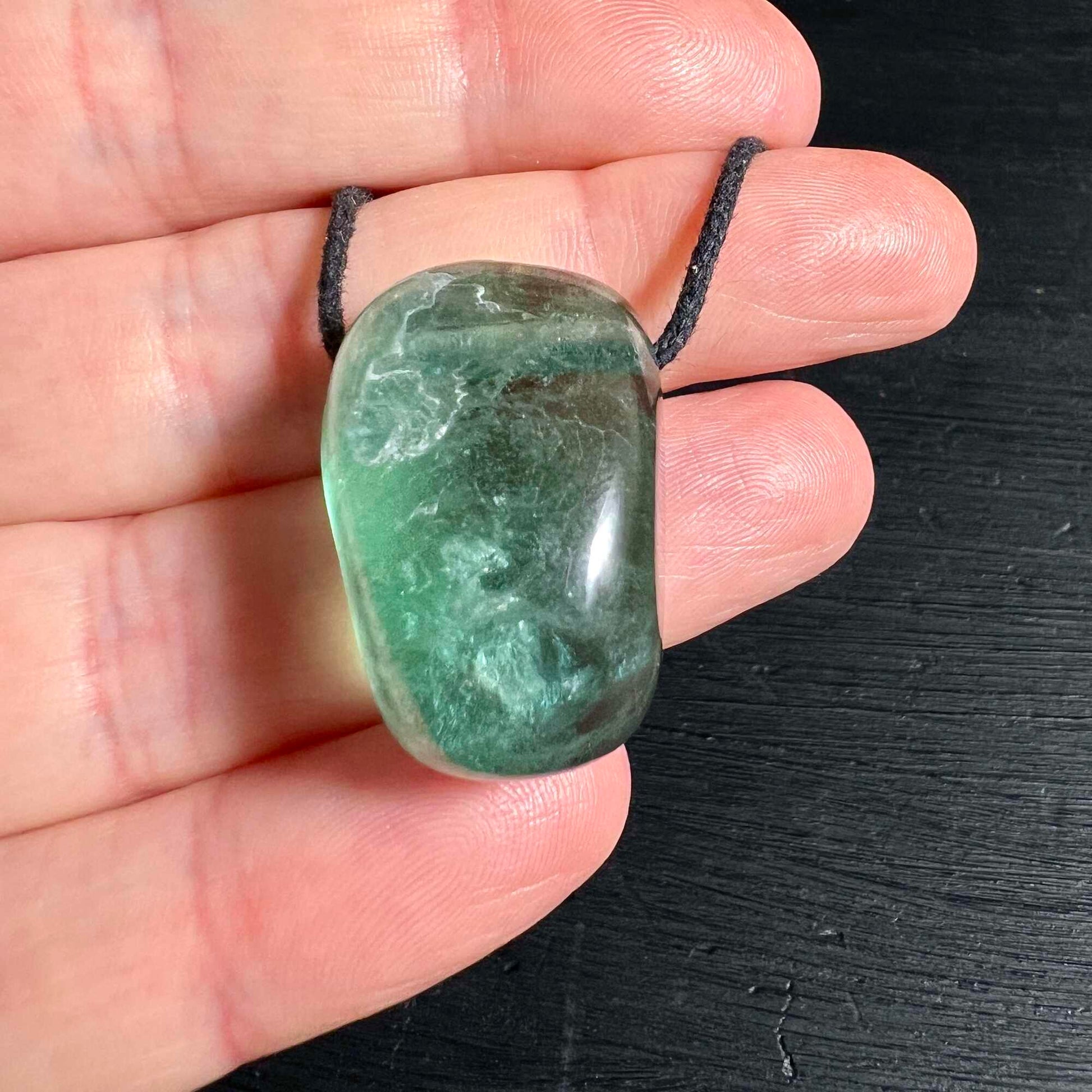 Fluorit Kettenanhänger am Band in Hand