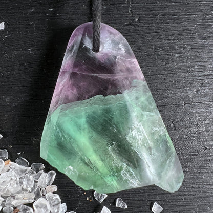Fluorit Anhänger grün-lila Farbzonen, rauer grüner Unterteil, polierte lila Oberseite, Tropfenform | Happy Minerals
