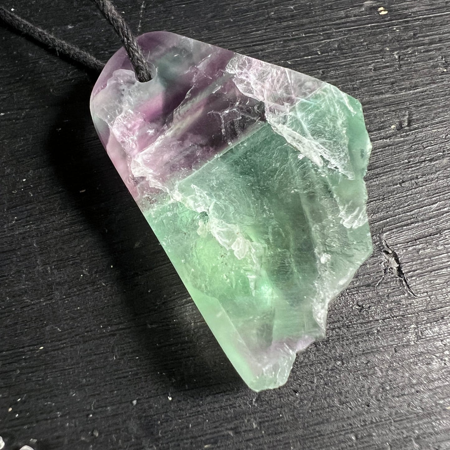 Fluorit Anhänger mit grün-lila Farbzonen, rauer Oberfläche und polierter Vorderseite, trapezförmig gebohrt | Happy Minerals