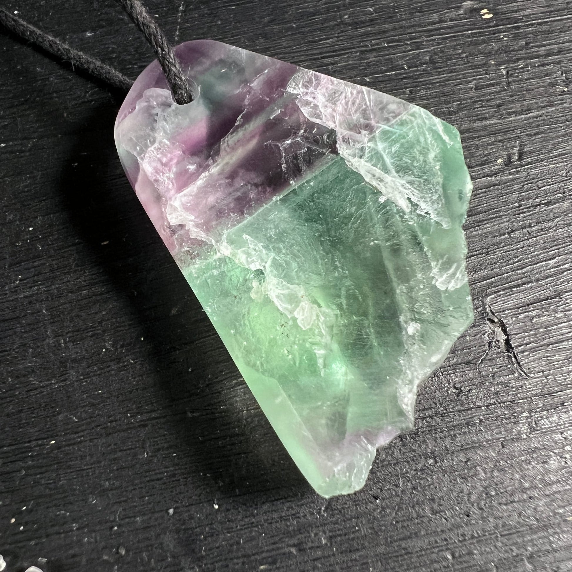 Fluorit Anhänger mit grün-lila Farbzonen, rauer Oberfläche und polierter Vorderseite, trapezförmig gebohrt | Happy Minerals