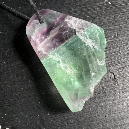 Fluorit Anhänger mit grün-lila Farbzonen, rauer Oberfläche und polierter Vorderseite, trapezförmig gebohrt | Happy Minerals