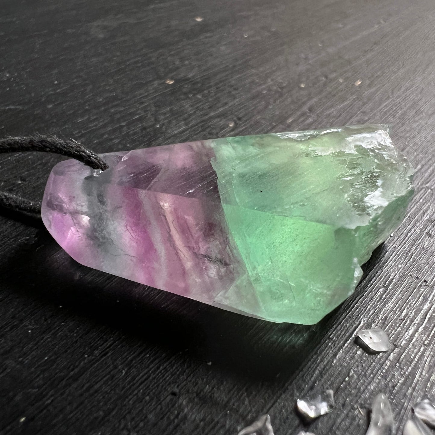 Fluorit Anhänger mit grün-lila Farbzonen, transparenter Basis, gebohrt, teilweise poliert, Rohkristallform | Happy Minerals