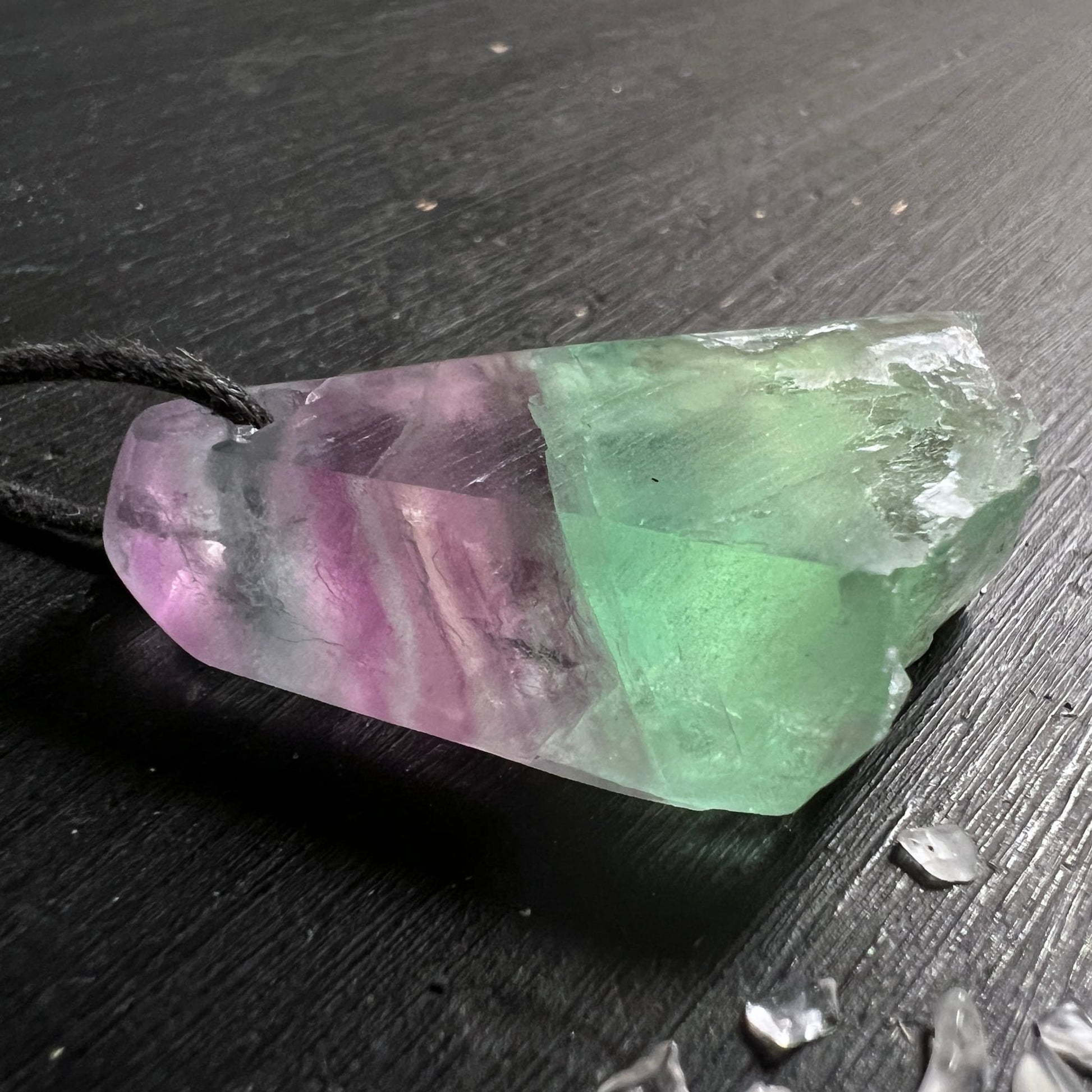 Fluorit Anhänger mit grün-lila Farbzonen, transparenter Basis, gebohrt, teilweise poliert, Rohkristallform | Happy Minerals