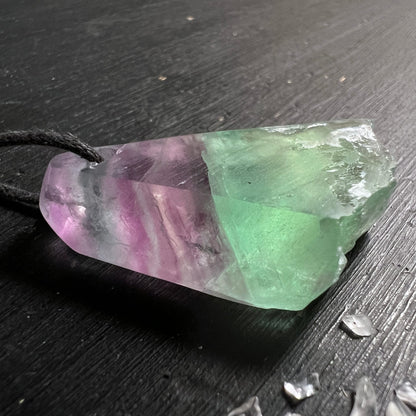 Fluorit Anhänger mit grün-lila Farbzonen, transparenter Basis, gebohrt, teilweise poliert, Rohkristallform | Happy Minerals