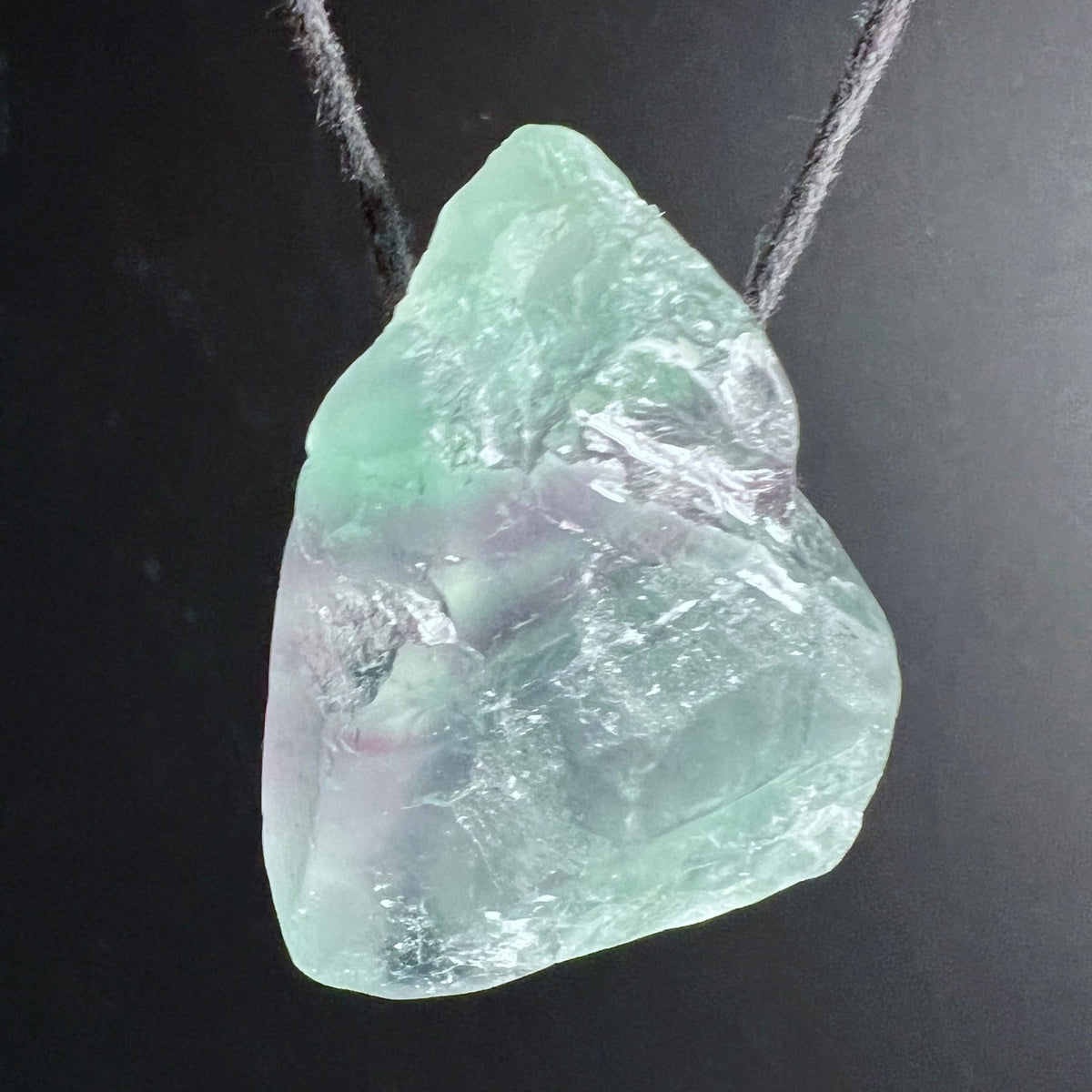 Fluorit Anhänger roh mit grün-türkisen und lila Zonen, glasiger Glanz, Dreieckform | Happy Minerals