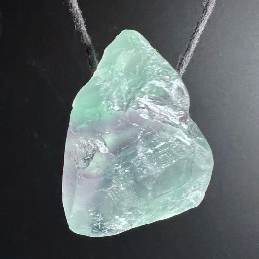 Fluorit Anhänger roh mit grün-türkisen und lila Zonen, glasiger Glanz, Dreieckform | Happy Minerals
