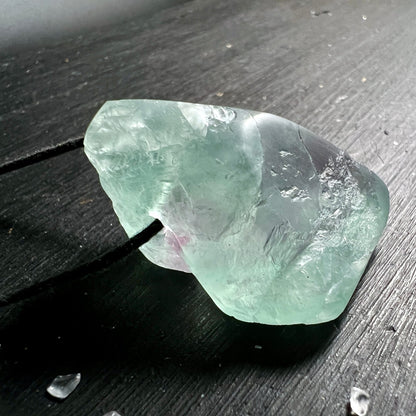 Fluorit Anhänger roh mit poliert angeschliffener Fläche, grün transluzent mit lilafarbenem Einschluss | Happy Minerals