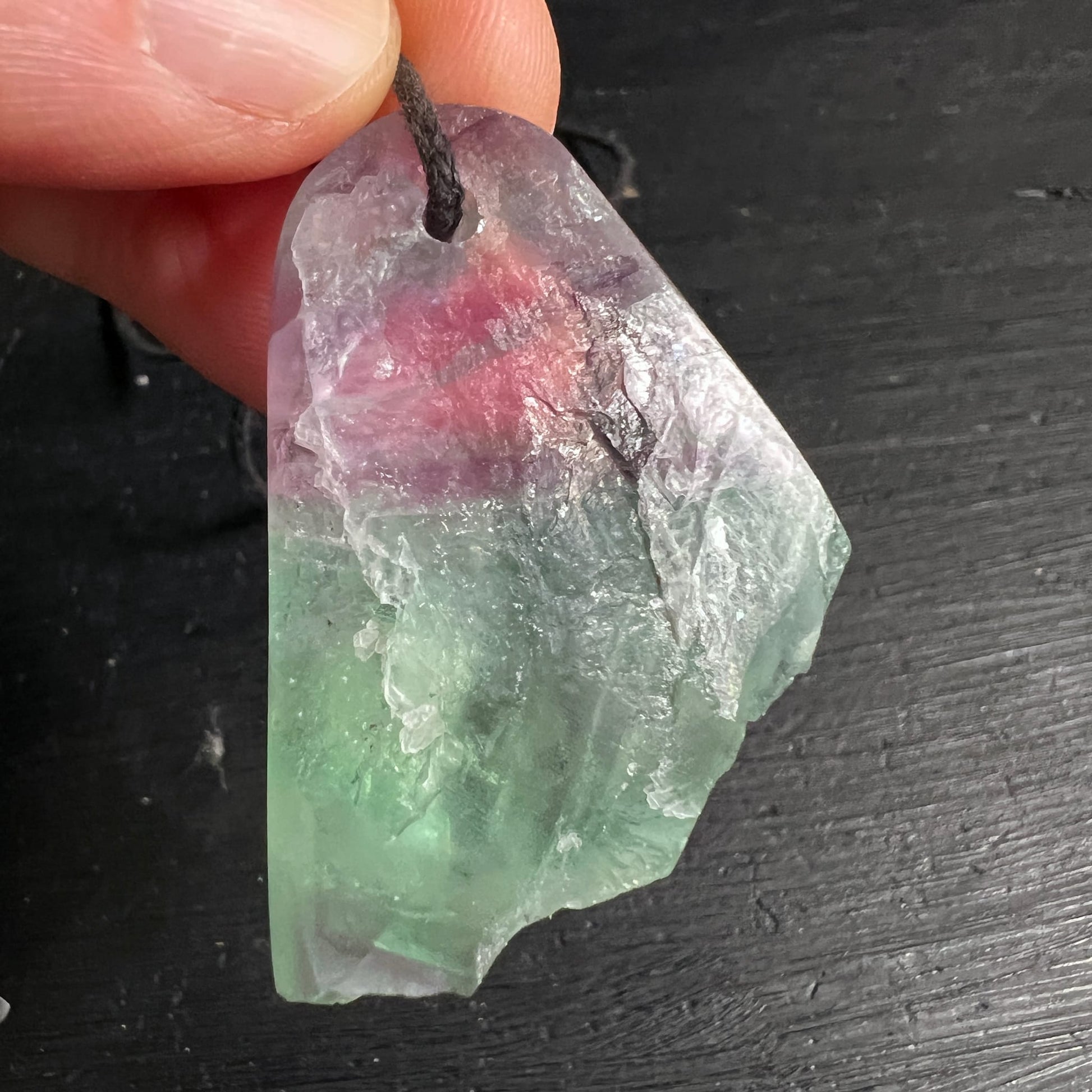 Fluorit Anhänger roh mit grün-lila Farbverlauf, rosa Kern, glasiger Transparenz, Bohrung oben | Happy Minerals