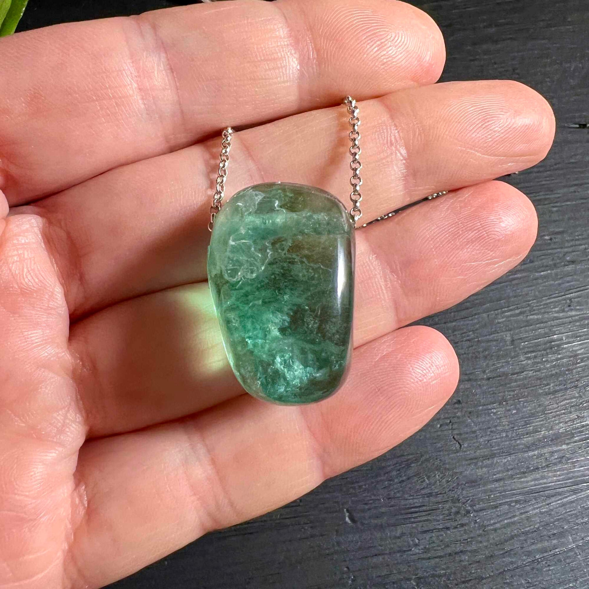 Fluorit Anhänger in der Hand