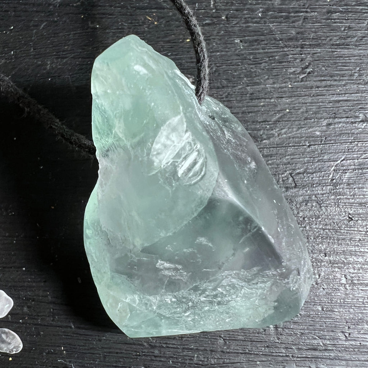 Fluorit Anhänger, hellgrün-transparent mit rauer Spitze und polierter Fläche, Bohrung oben | Happy Minerals