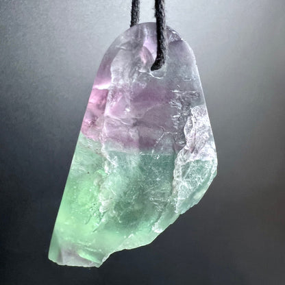 Fluorit Anhänger mit lila-grünem Farbverlauf, teils poliert, teils roh, unregelmäßige Freiform | Happy Minerals