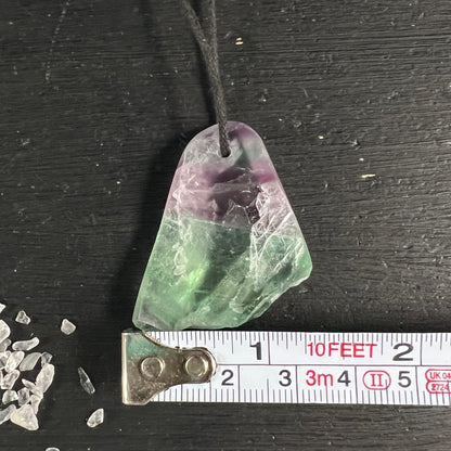 Fluorit Anhänger roh-poliert, lila-grüner Farbverlauf, glasiger Glanz, unregelmäßige Dreiecksform, ca. 25mm | Happy Minerals