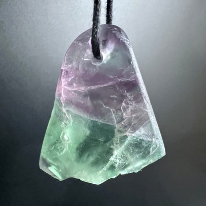 Fluorit Anhänger mit lila-grünem Farbverlauf, teils poliert, teils roh, trapezförmig, interne Schlieren | Happy Minerals