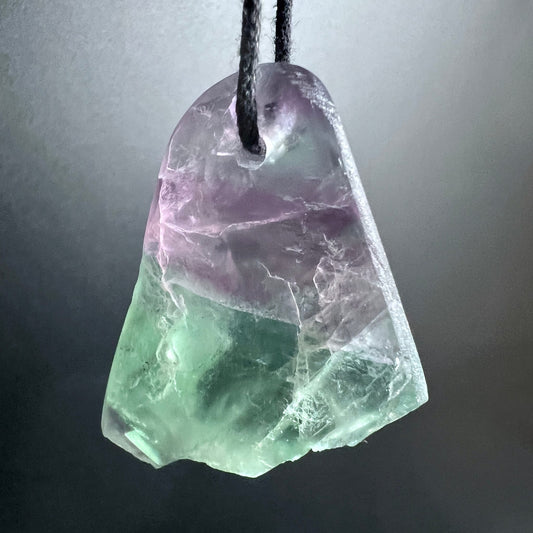 Fluorit Anhänger mit lila-grünem Farbverlauf, teils poliert, teils roh, trapezförmig, interne Schlieren | Happy Minerals