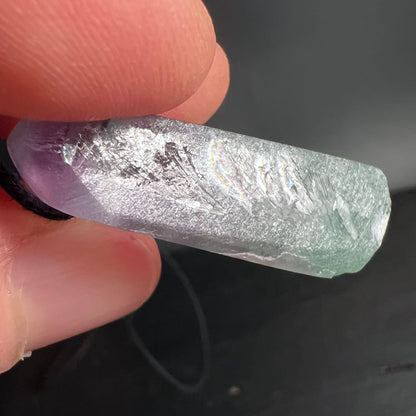 Fluorit Anhänger mit lila-grünem Farbverlauf, Regenbogenreflexen, teilpolierter Stabform, dunklen Schlieren | Happy Minerals