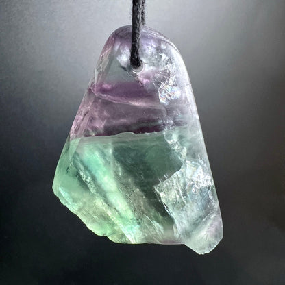 Fluorit Anhänger mit lila-violettem Farbband oben und mintgrün-türkisem Bereich unten, rohe Bruchflächen, teilpoliert | Happy Minerals