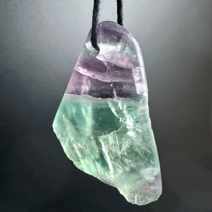 Fluorit Anhänger mit lila-weissen Zonen oben und mintgrünem Bereich unten, rauer Rohstein, teilweise poliert | Happy Minerals