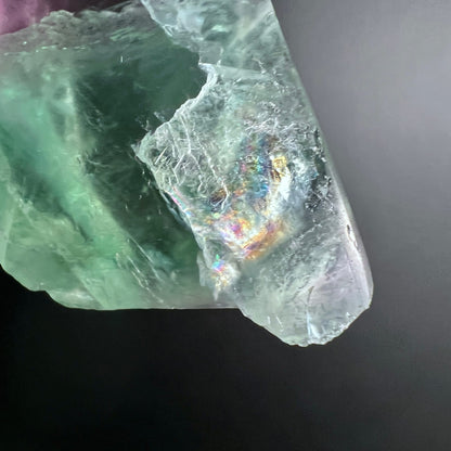Fluorit Anhänger roh-poliert, mintgrün zu lila, Regenbogenreflexe in transparenter Zone, bruchraue Oberfläche | Happy Minerals
