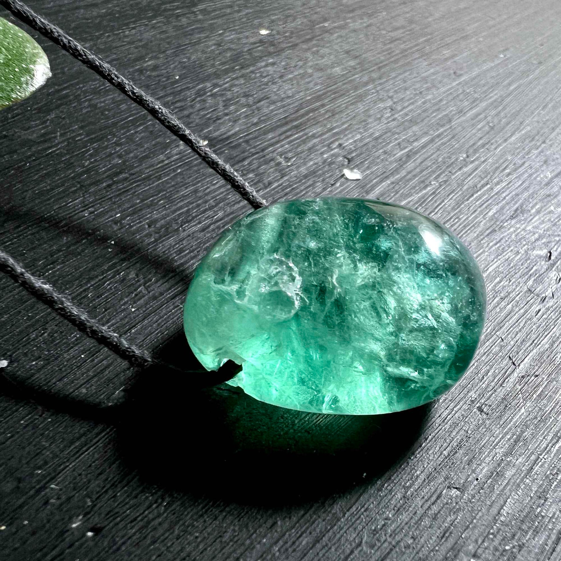 Grüner Fluorit Anhänger mit schwarzem Band, seitlich