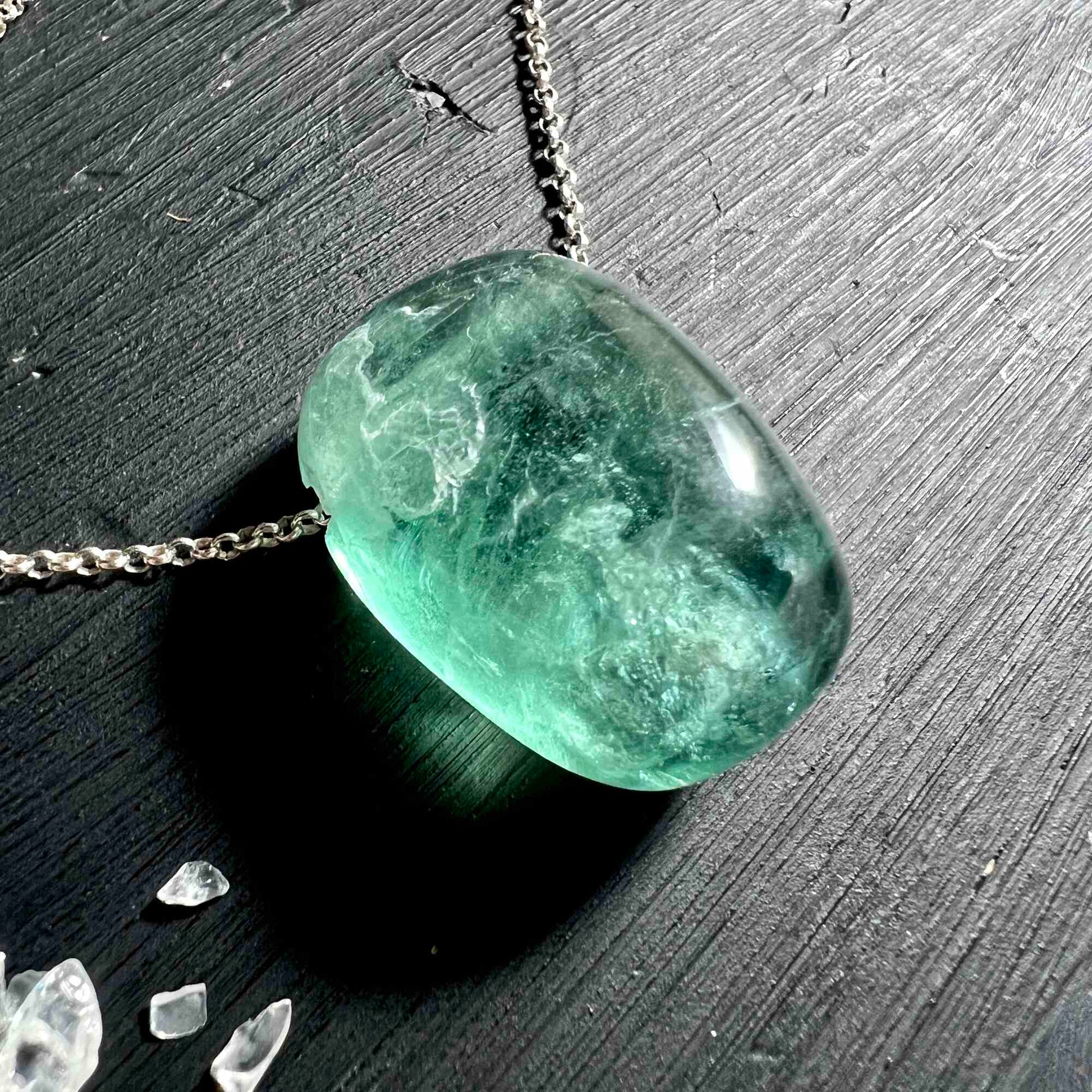 Grüner Fluorit Anhänger an Silberkette