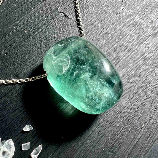 Grüner Fluorit Anhänger an Silberkette