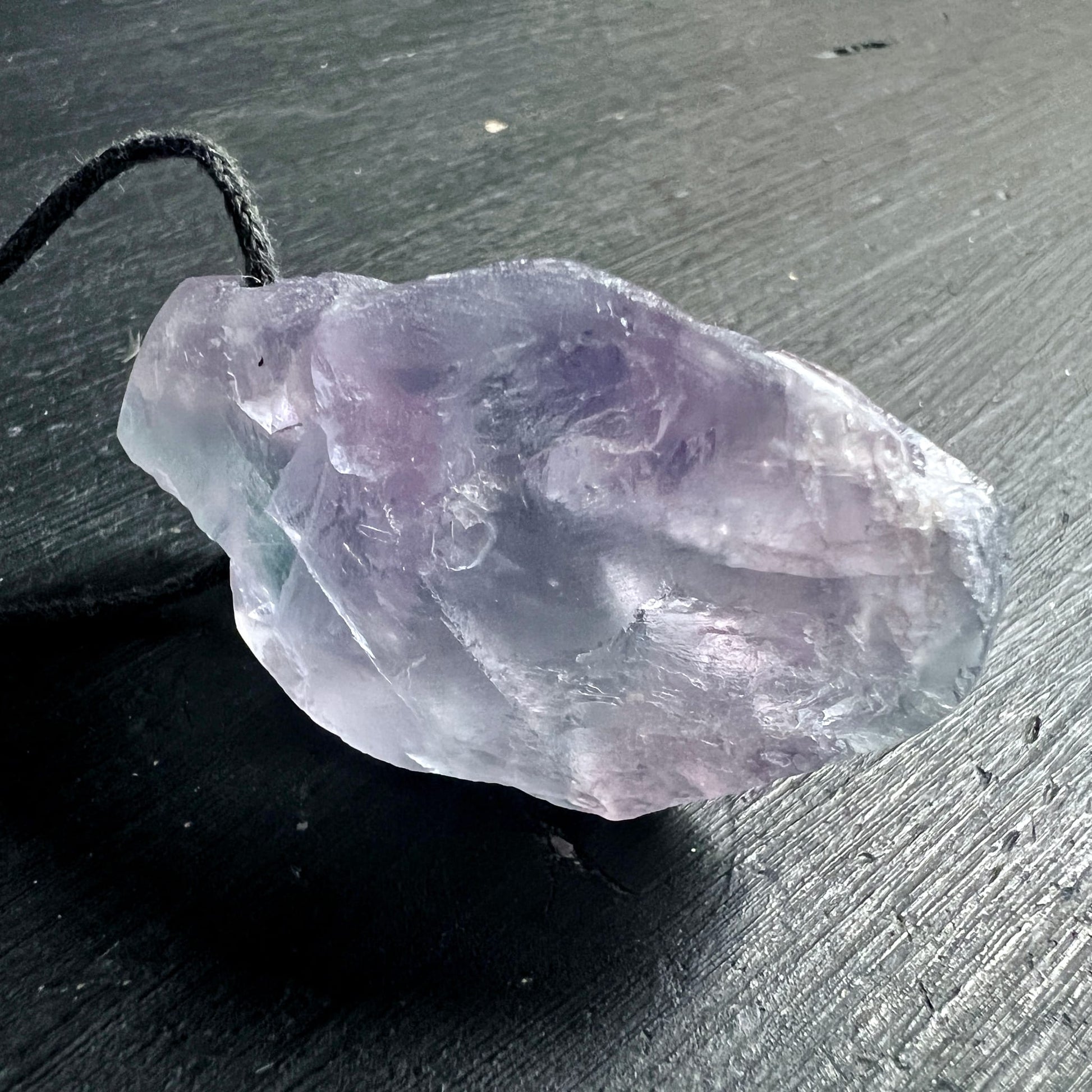 Fluorit Unikat | seitlich liegend | eisiges Lila & Mintgrün | schimmernde Oberfläche | China | Happy Minerals