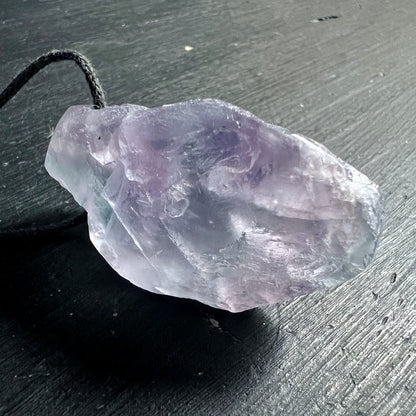 Fluorit Unikat | seitlich liegend | eisiges Lila & Mintgrün | schimmernde Oberfläche | China | Happy Minerals