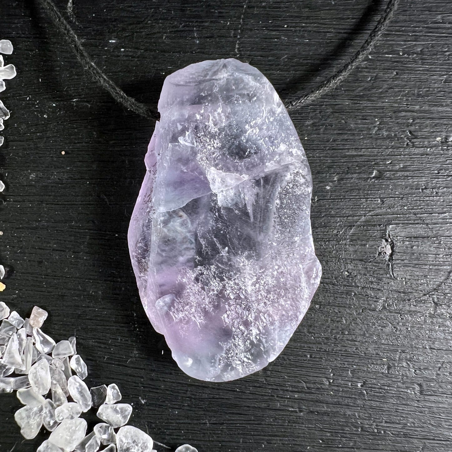 Fluorit Unikat | Draufsicht | violette Wolken im Stein | natürliche Maserung | schwarze Kordel | Happy Minerals