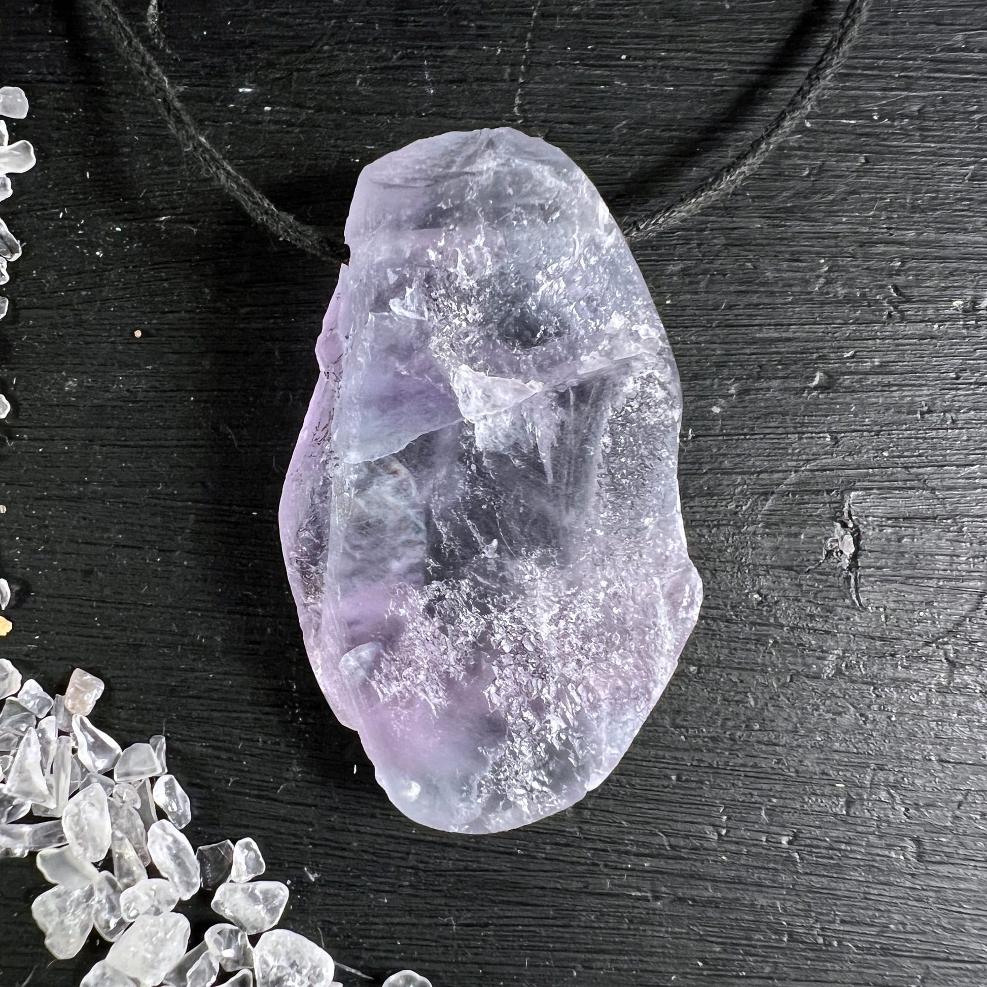 Fluorit Unikat | Draufsicht | violette Wolken im Stein | natürliche Maserung | schwarze Kordel | Happy Minerals