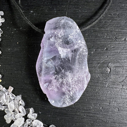 Fluorit Unikat | Draufsicht | violette Wolken im Stein | natürliche Maserung | schwarze Kordel | Happy Minerals