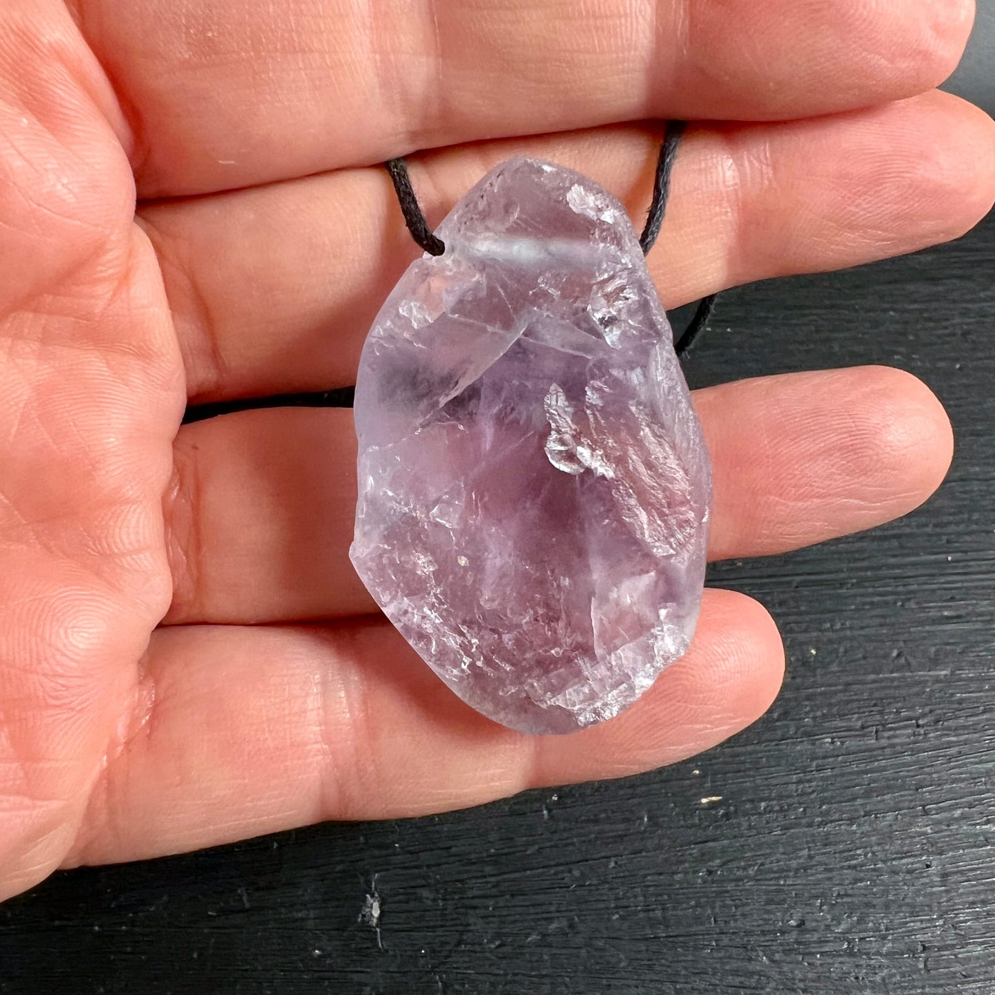 Fluorit Unikat | in der Hand | Größenvergleich | zartrosa Lila | geglätteter Rohstein | Happy Minerals