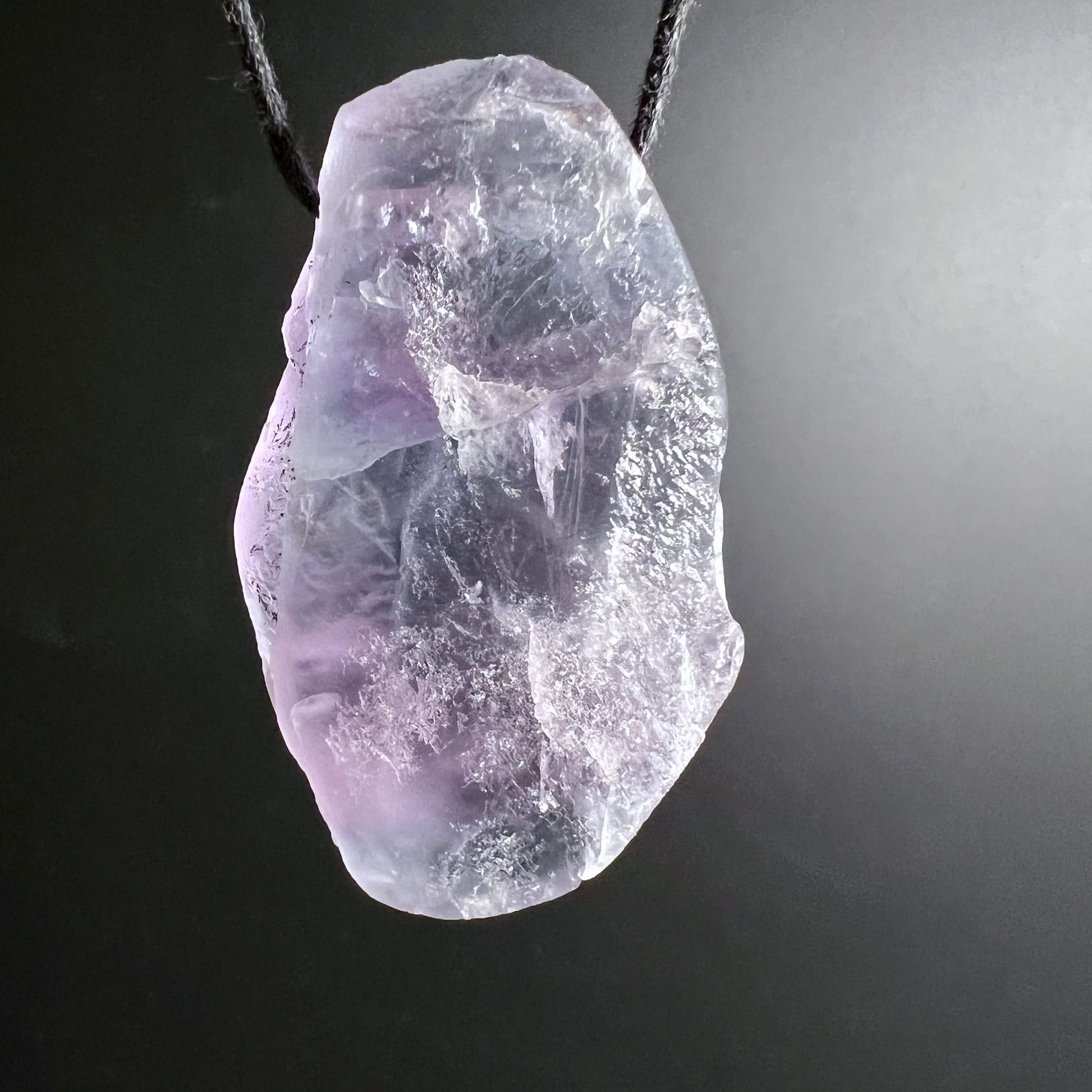 Fluorit Unikat | hängend | grauer Hintergrund | leuchtendes Lavendel & Eisblau | transluzent | Happy Minerals