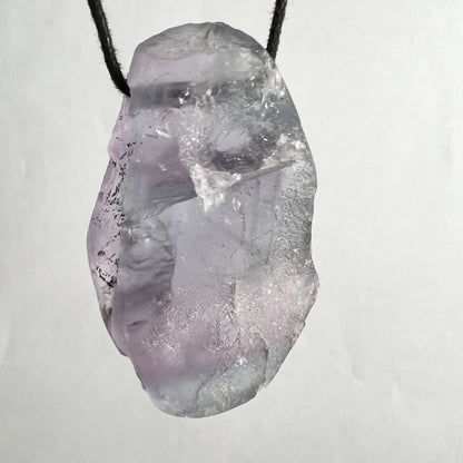 Fluorit Unikat | Frontalansicht | weißer Hintergrund | fließende Lila-Zonen | innere Klarheit | Happy Minerals