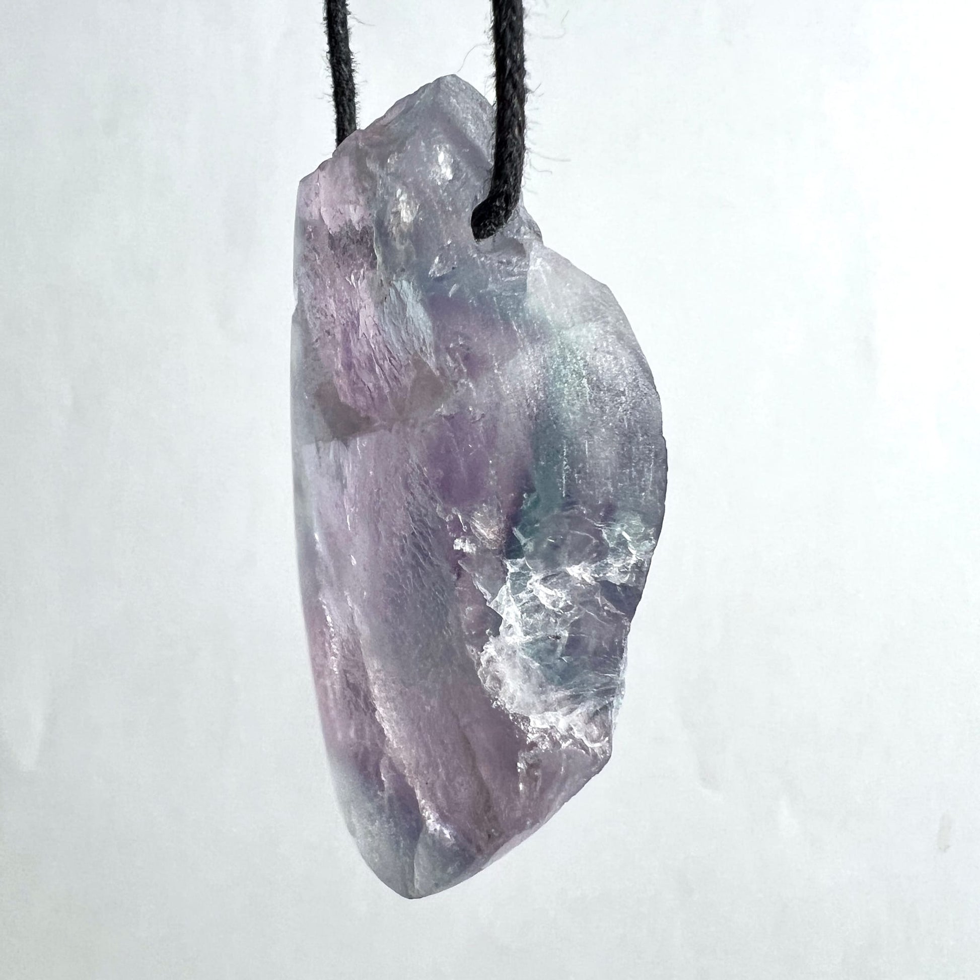 Fluorit Unikat | Seitenansicht | weißer Hintergrund | Mintgrün trifft Lavendel | rohe Kante | Happy Minerals