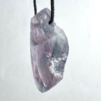 Fluorit Unikat | Seitenansicht | weißer Hintergrund | Mintgrün trifft Lavendel | rohe Kante | Happy Minerals
