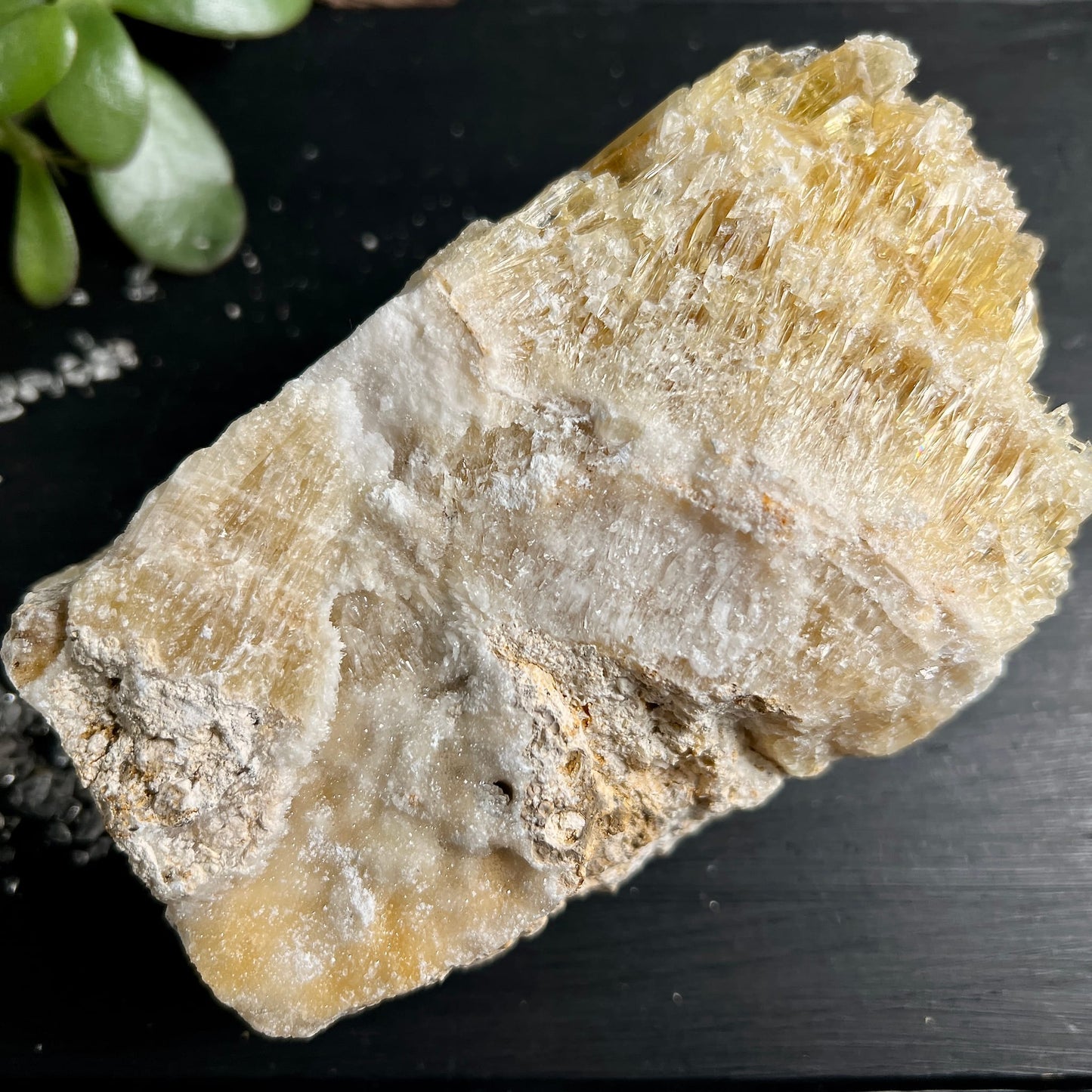Gelber Calcit Rohstein | Draufsicht | goldene Faserkristalle | strahlend & natürlich | Happy Minerals