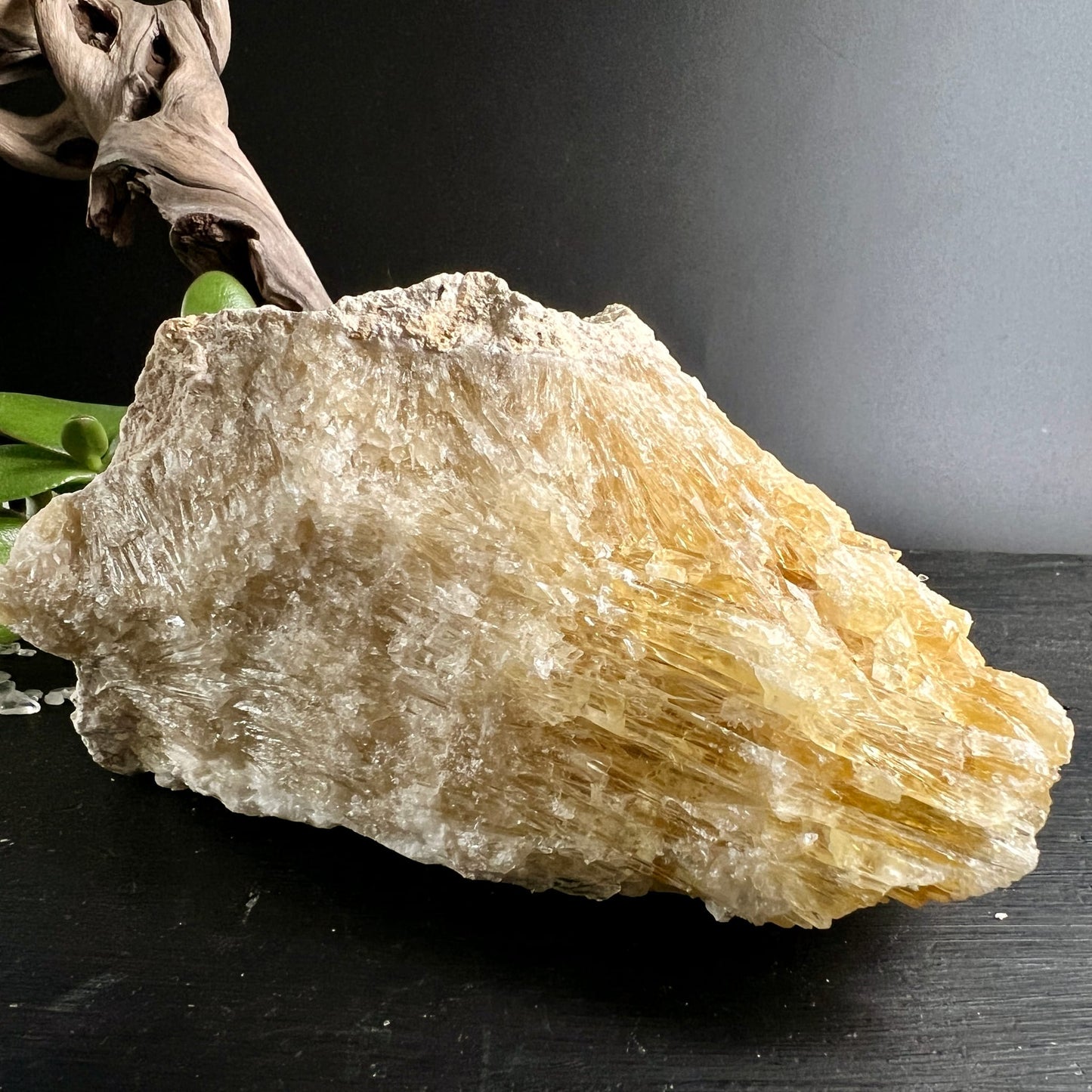 Gelber Calcit Rohstein | strahlendes Goldgelb | fächerförmige Kristallstruktur | Bayern | Happy Minerals