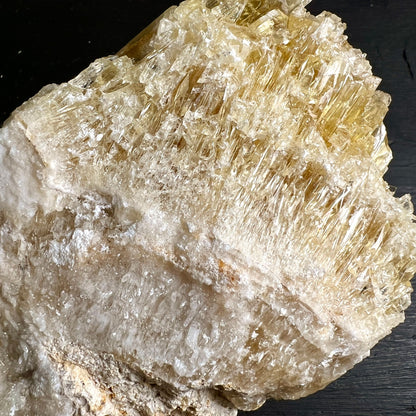 Gelber Calcit Rohstein | Großaufnahme Oberfläche | schimmernde Schichten | cremeweiß & gold | Happy Minerals