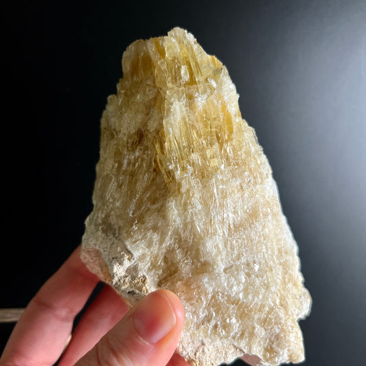 Gelber Calcit Rohstein | Seitenansicht | gelblich-weiß | nadelförmige Kristalle | Bayern | Happy Minerals