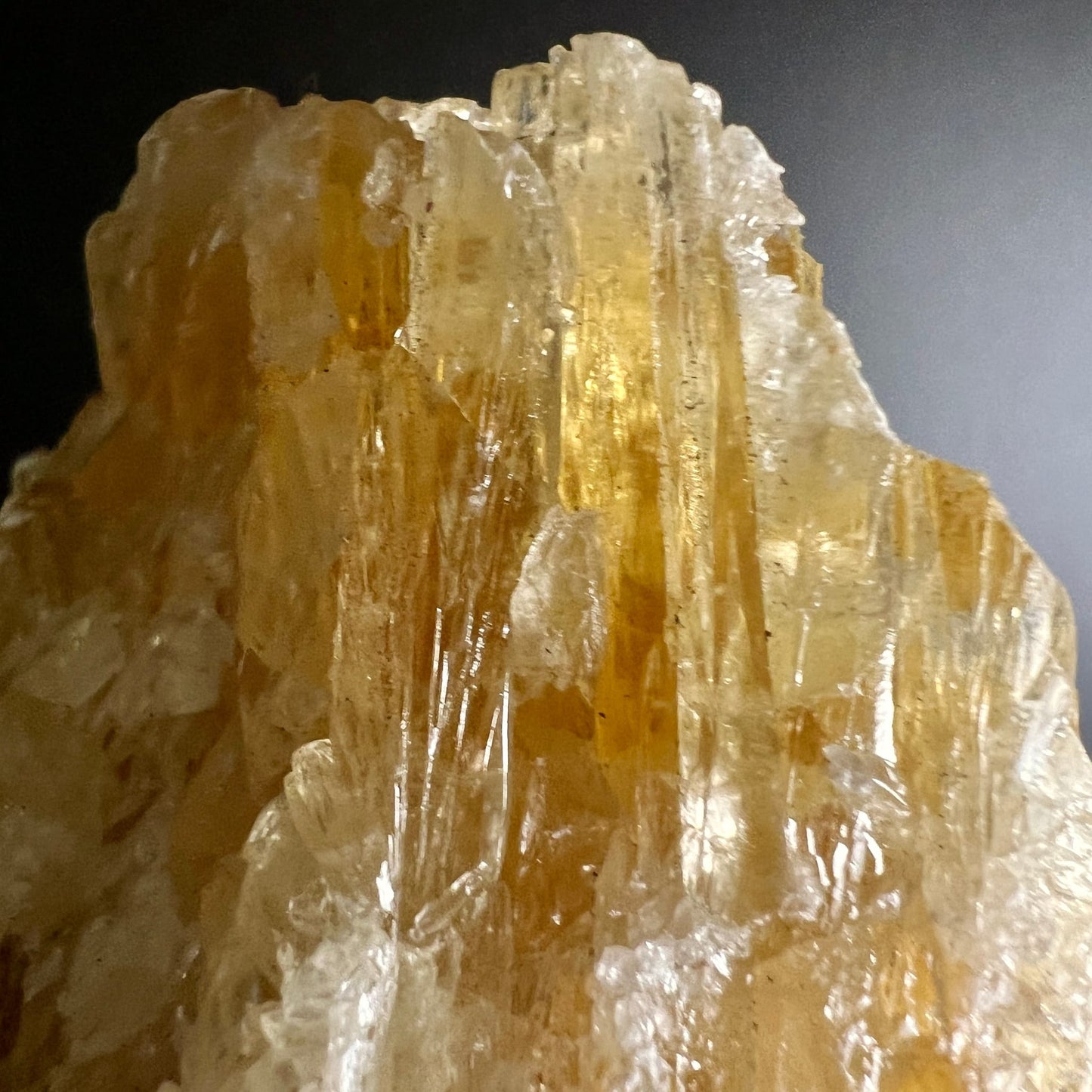 Gelber Calcit Rohstein | Detailansicht Spitze | intensive Bernsteinfarbe | transluzente Kristalle | Happy Minerals