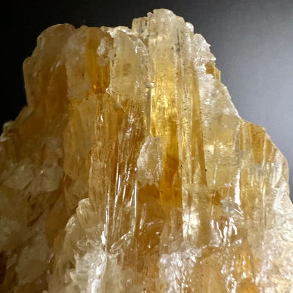 Gelber Calcit Rohstein | Detailansicht Spitze | intensive Bernsteinfarbe | transluzente Kristalle | Happy Minerals