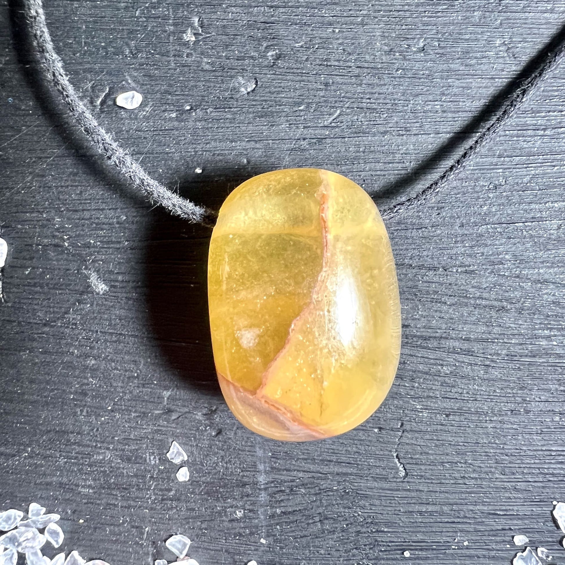 Gelber Fluorit Anhänger 26x20mm, Mango-Farbe, poliert | Happy Minerals