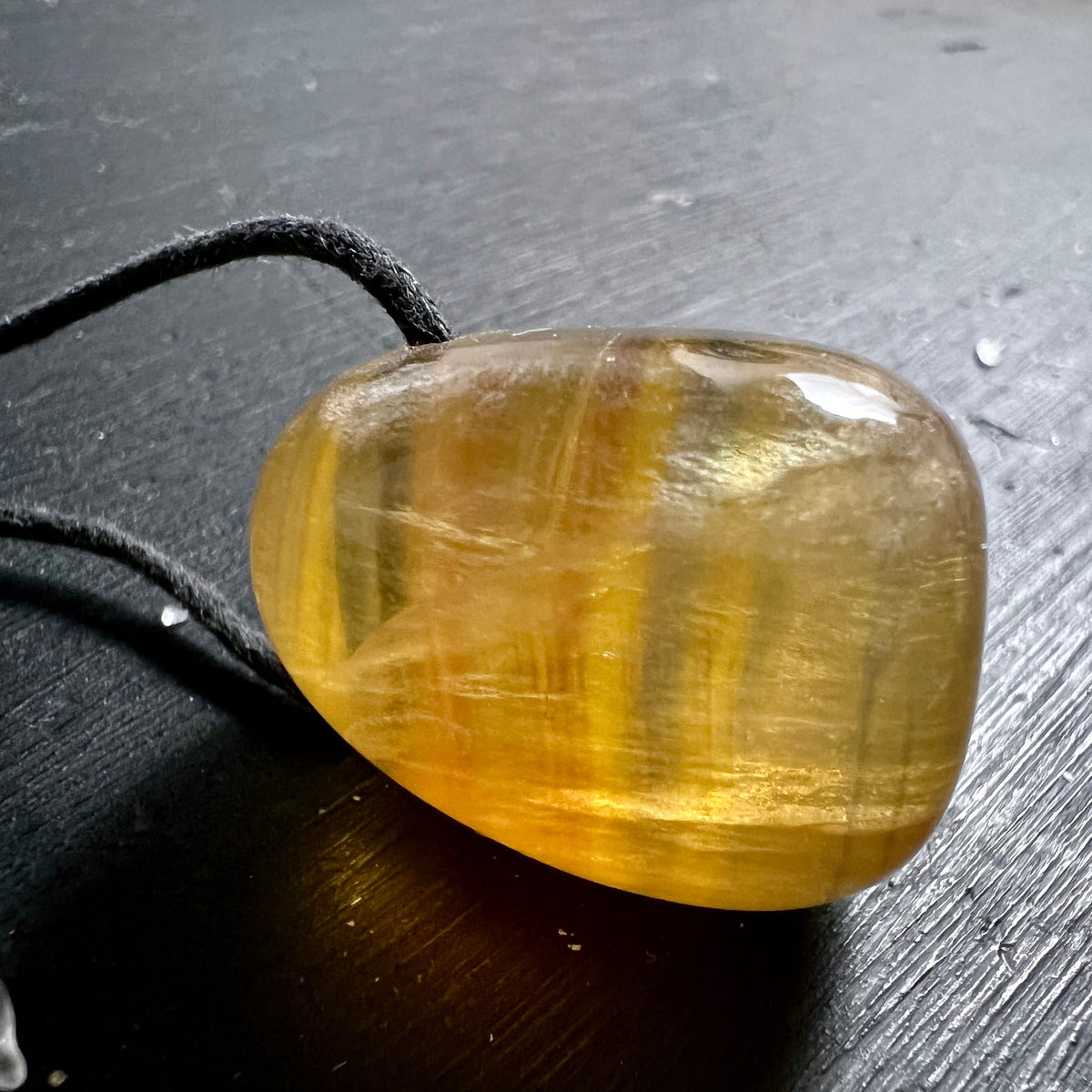 Gelber Fluorit Anhaenger honigfarben mit durchscheinenden Bandzonen, glatt polierte Tropfenform | Happy Minerals