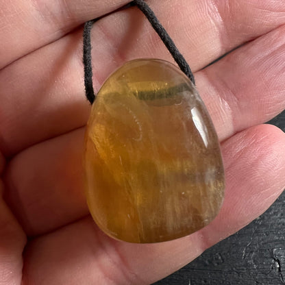 Gelber Fluorit Anhaenger honigfarben mit streifigen Zonen, transparent-glaenzend poliert, Tropfenform | Happy Minerals