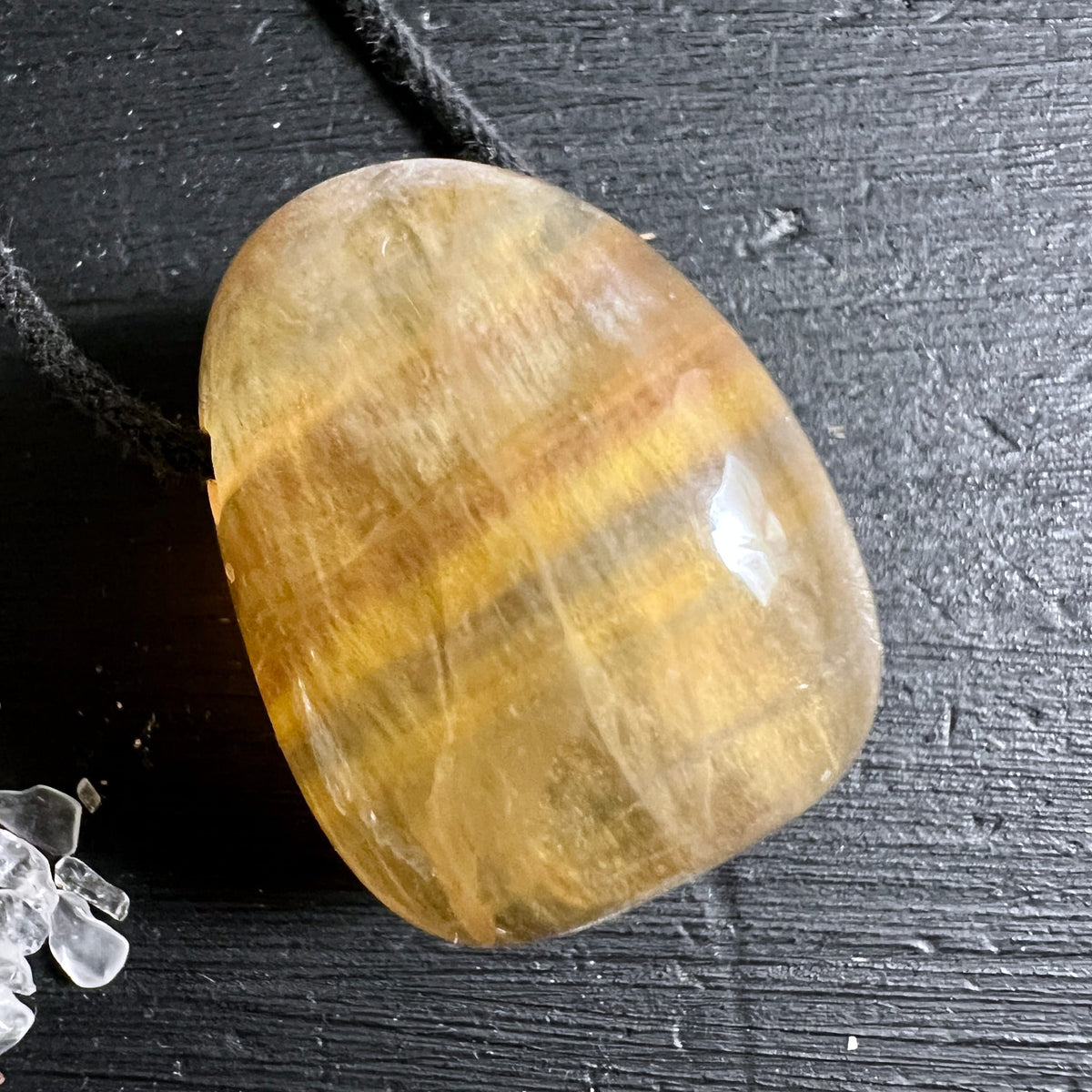 Gelber Fluorit Anhaenger mit honigfarbenen und orangebraunen Bändern, ovale Form, polierte glaenzende Oberflaeche | Happy Minerals