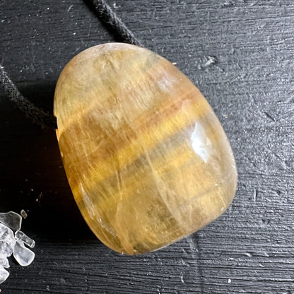 Gelber Fluorit Anhaenger mit honigfarbenen und orangebraunen Bändern, ovale Form, polierte glaenzende Oberflaeche | Happy Minerals