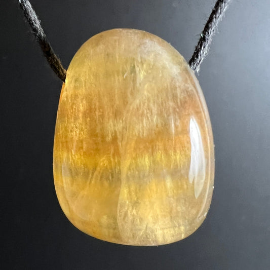 Gelber Fluorit Anhaenger, mango-goldene Farbverlaeufe mit faserigen Einschluessen, ovale Form | Happy Minerals