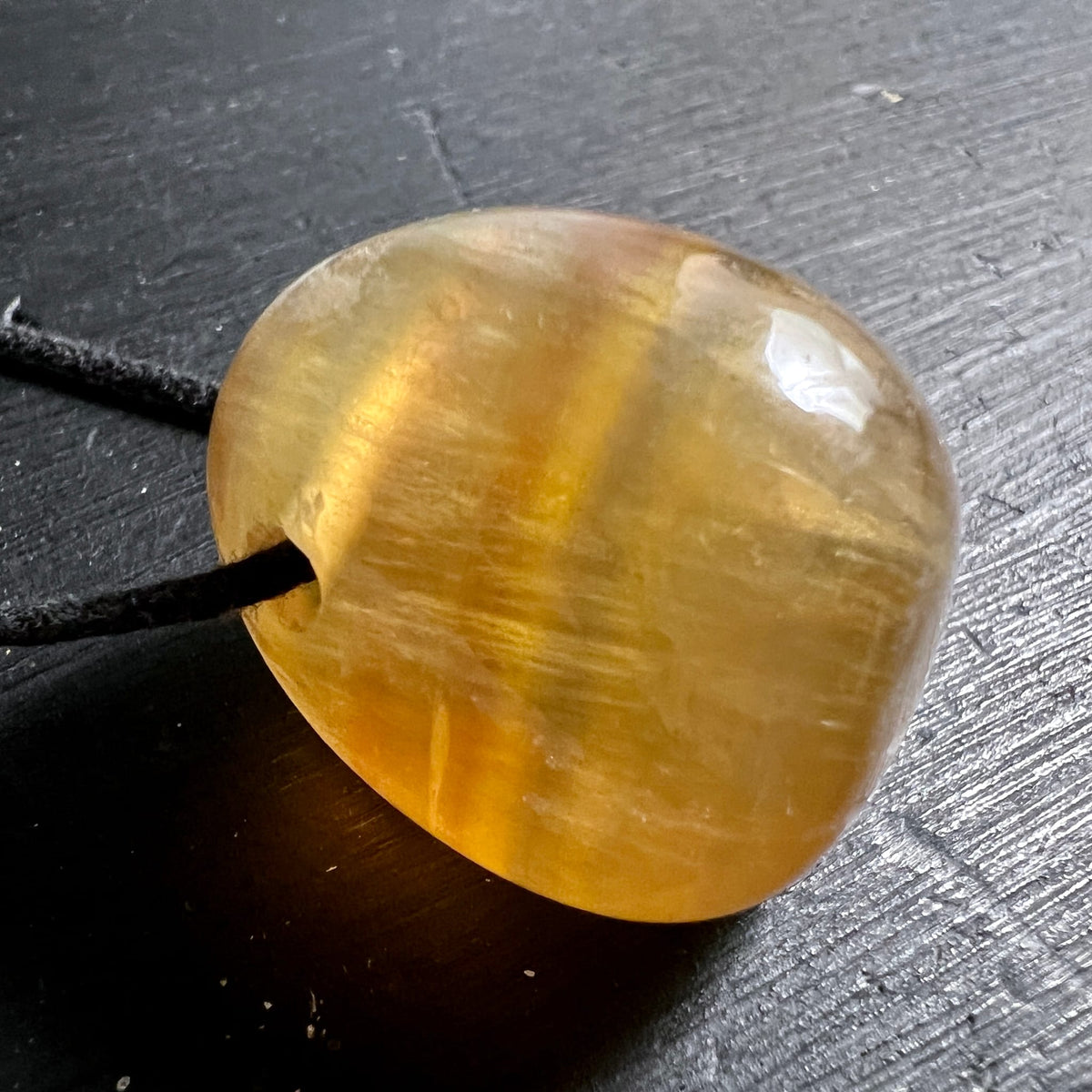 Gelber Fluorit Anhaenger mit honigfarbenen Streifen und Bandzonen, ovale Tropfenform, poliert glaenzend | Happy Minerals